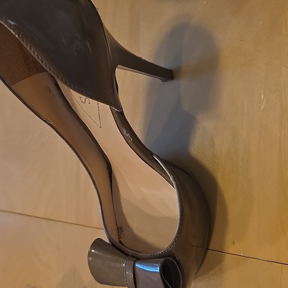 GUESS Bow Peep Toe Heels - Taupe. Size 7.5 - Picture 4 of 7